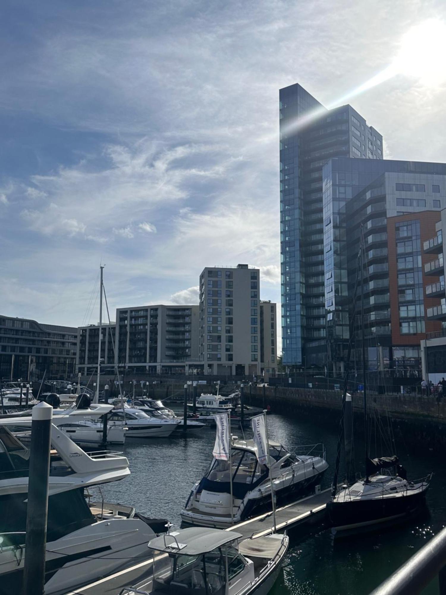 Ocean Village Marina 2 Bedroom Apartment With Balcony! Southampton Esterno foto