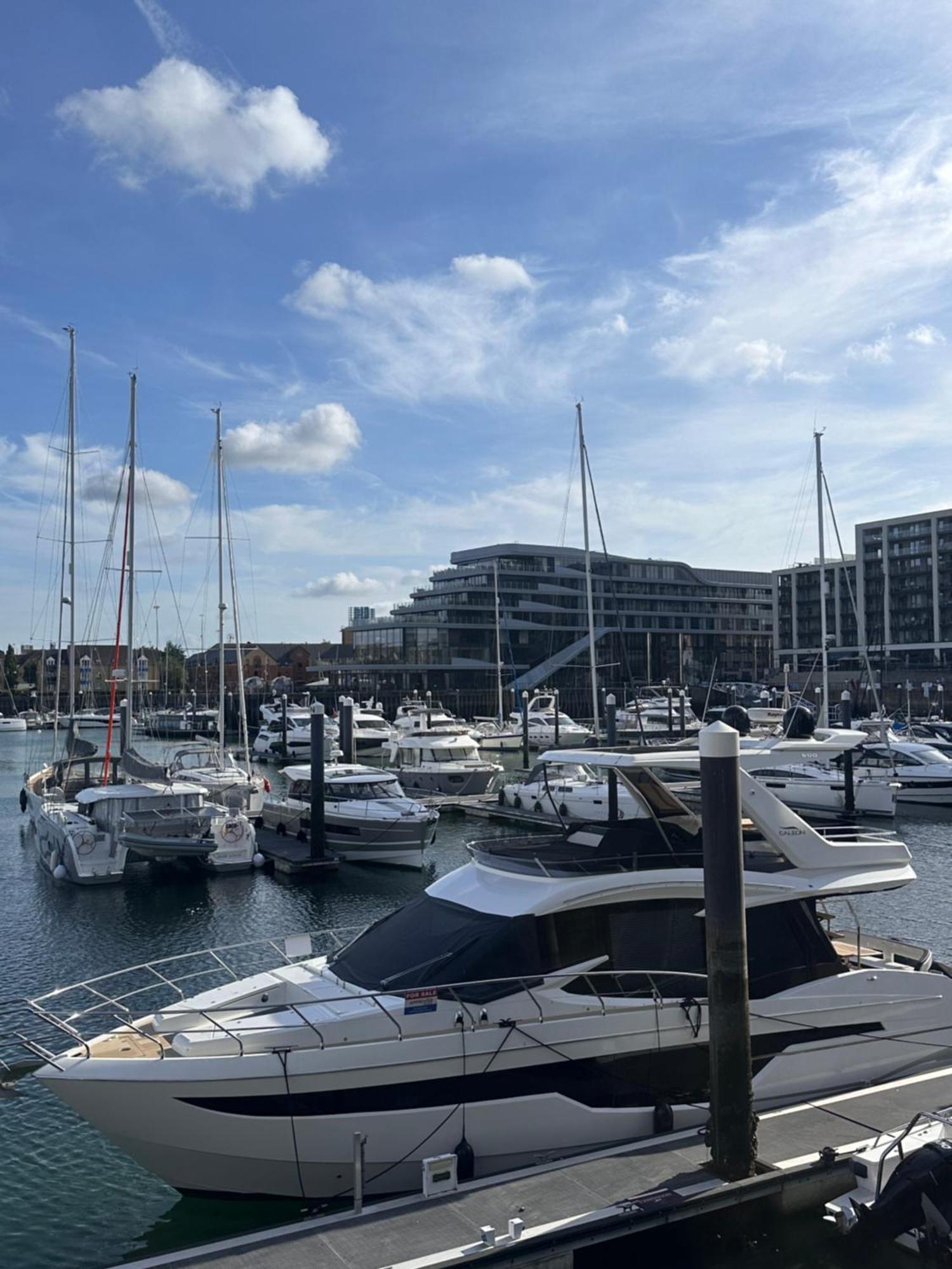Ocean Village Marina 2 Bedroom Apartment With Balcony! Southampton Esterno foto