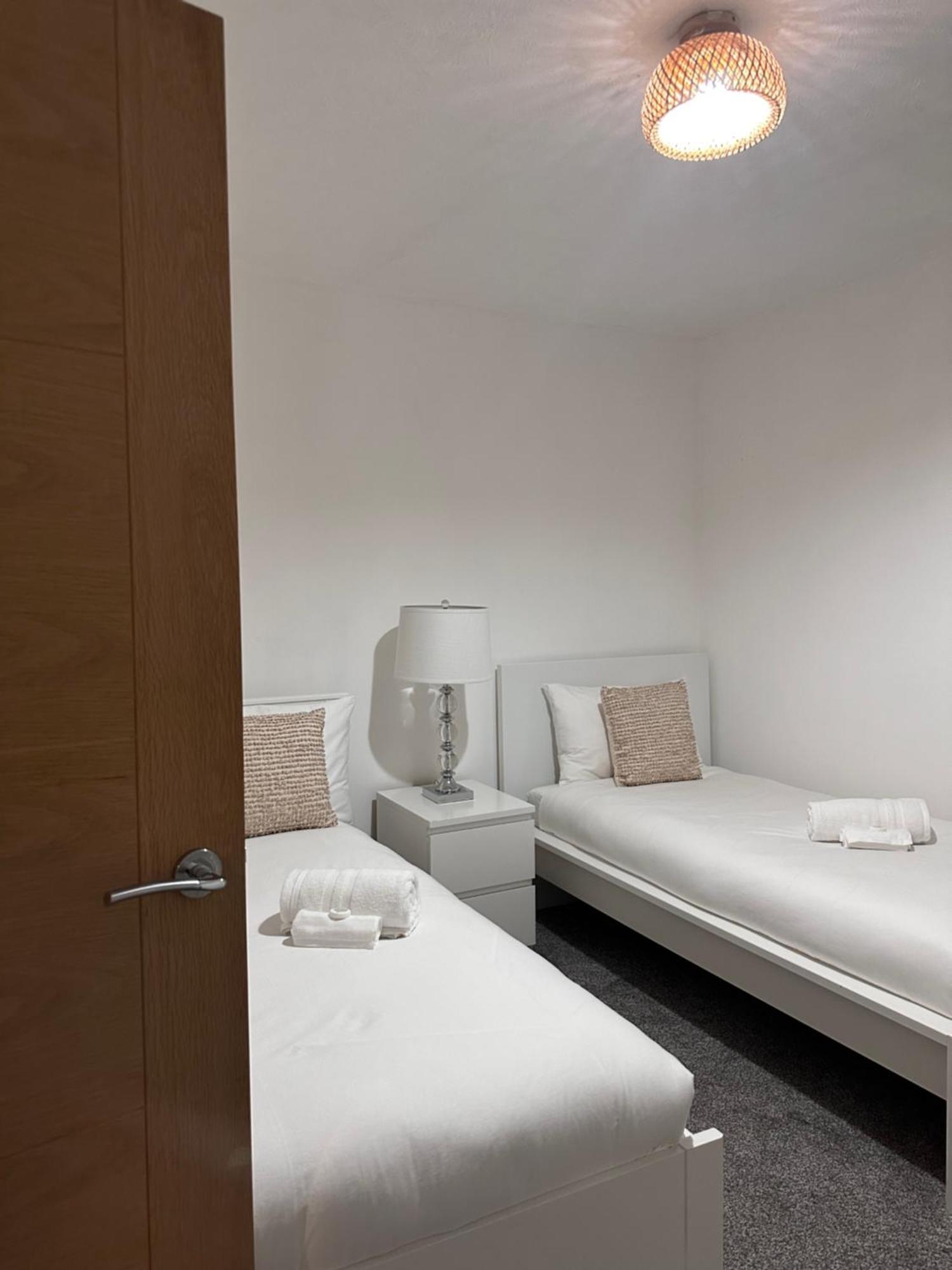 Ocean Village Marina 2 Bedroom Apartment With Balcony! Southampton Esterno foto