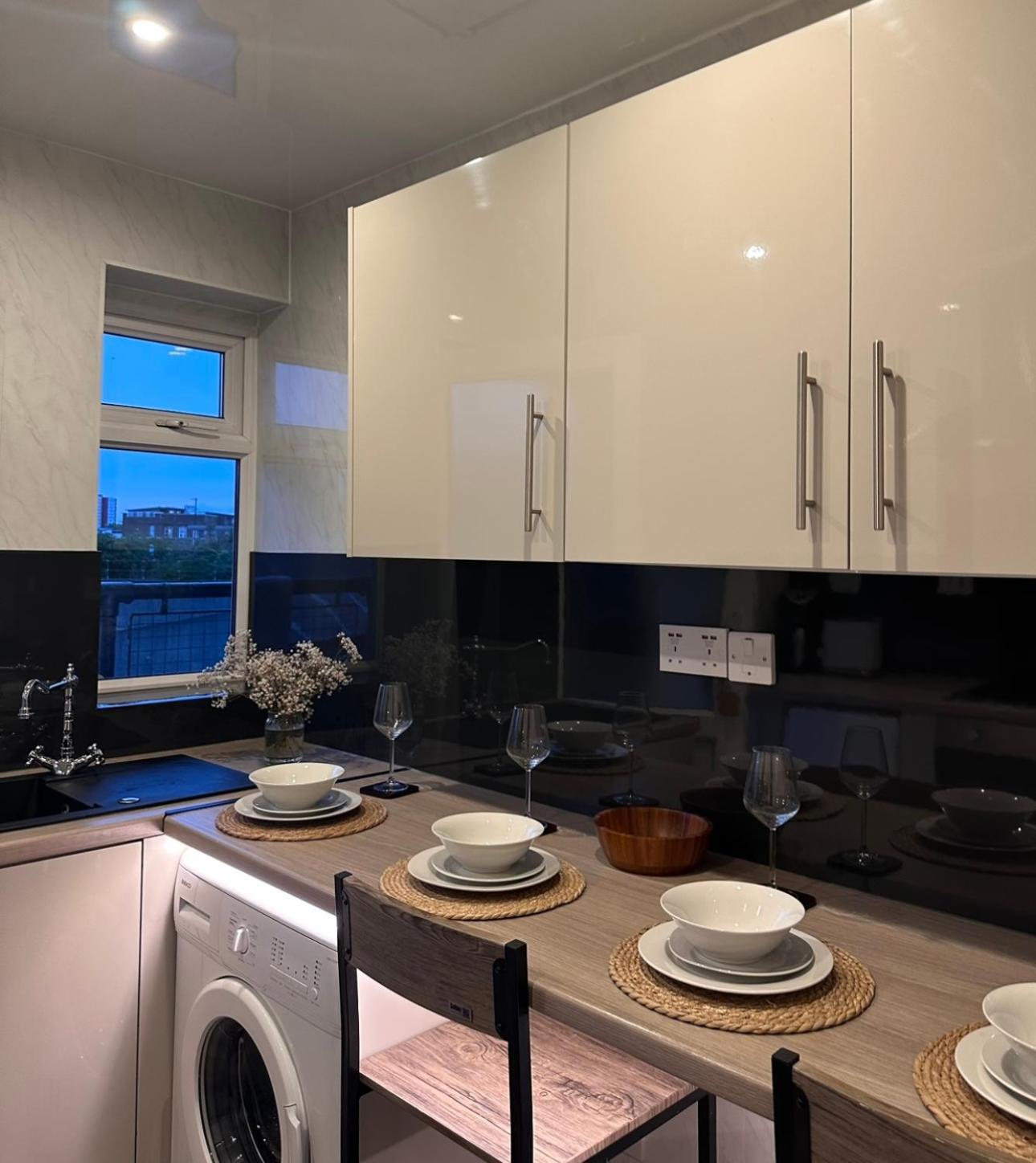 Ocean Village Marina 2 Bedroom Apartment With Balcony! Southampton Esterno foto